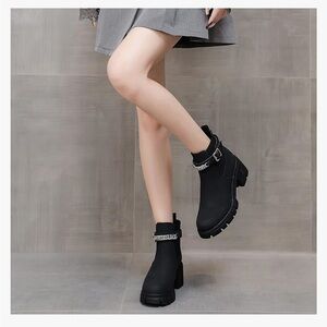 NIB Yetier Chunky Chelsea Ankle Boots Womens w Silver Chain Sz 6 Heel 2.5”